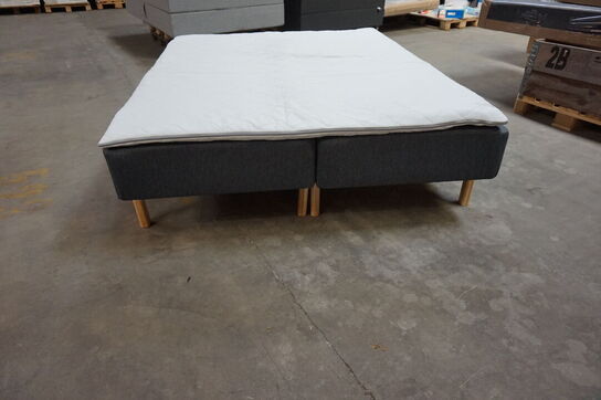 Nordisk fjer Boxseng med træben og memmory topmadras 160x200 cm 