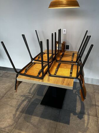 Bord m. 4 stole LXB: 120X70 CM.