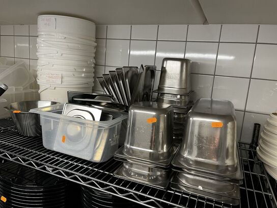 Blandet indhold af reol