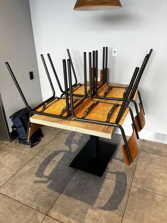 Bord m. 4 stole LXB: 120X70 CM.