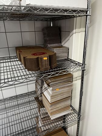 Blandet indhold af reol