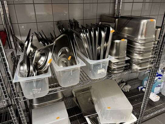 Blandet indhold af reol