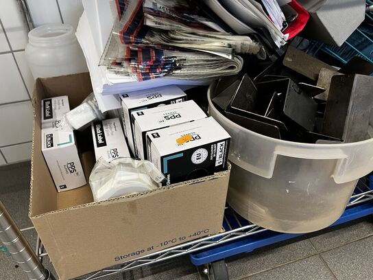 Blandet indhold af reol