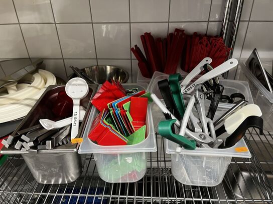 Blandet indhold af reol