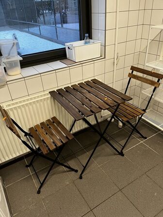 Bord m. 2 stole og reol