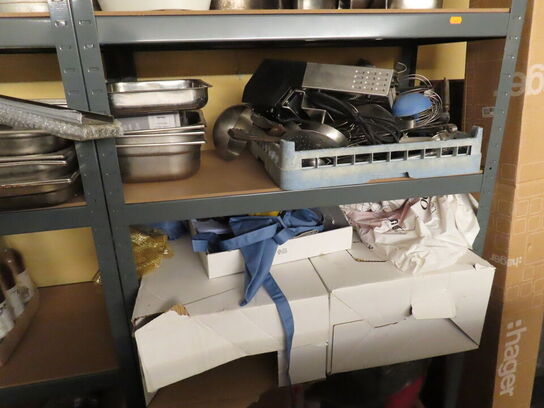 3 stk. reoler med indhold