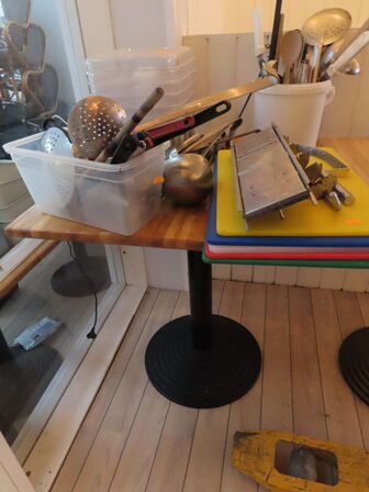 13 stk. cafeborde med 23 stk. cafestole