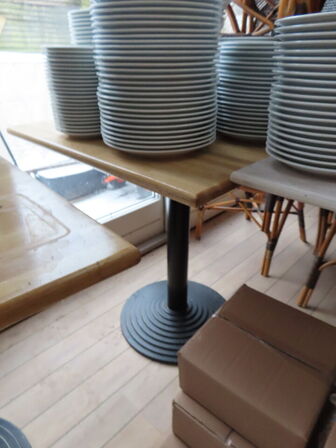 13 stk. cafeborde med 23 stk. cafestole