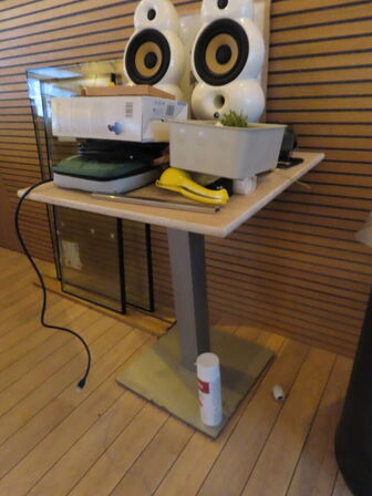 13 stk. cafeborde med 23 stk. cafestole