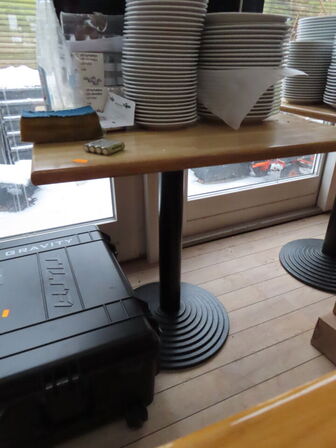 13 stk. cafeborde med 23 stk. cafestole