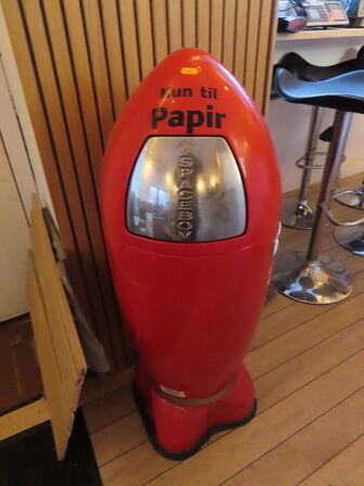 Papirkurv formet som en raket