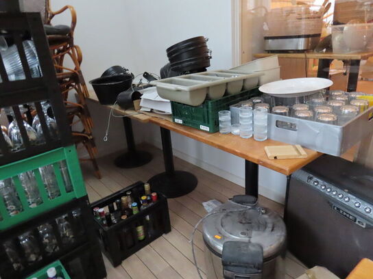 13 stk. cafeborde med 23 stk. cafestole