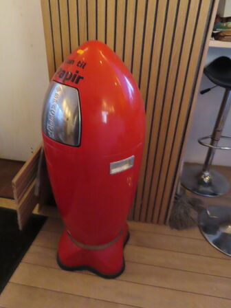 Papirkurv formet som en raket