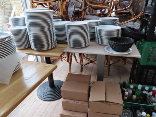 13 stk. cafeborde med 23 stk. cafestole