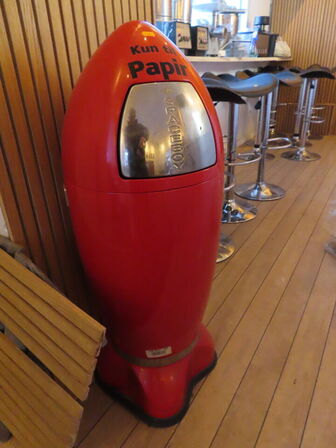 Papirkurv formet som en raket