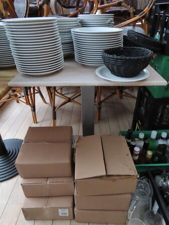 13 stk. cafeborde med 23 stk. cafestole