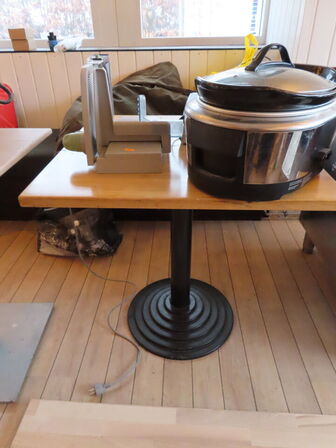 13 stk. cafeborde med 23 stk. cafestole