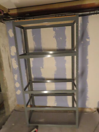 2 stk. reoler med indhold