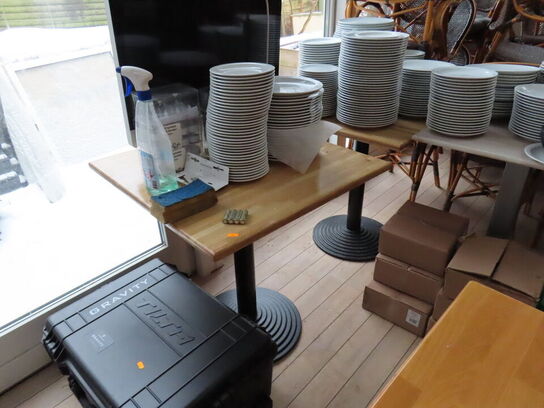 13 stk. cafeborde med 23 stk. cafestole