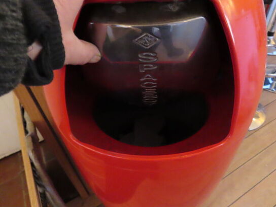 Papirkurv formet som en raket