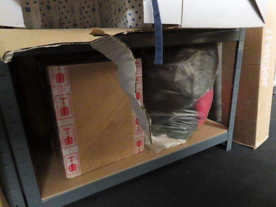 3 stk. reoler med indhold