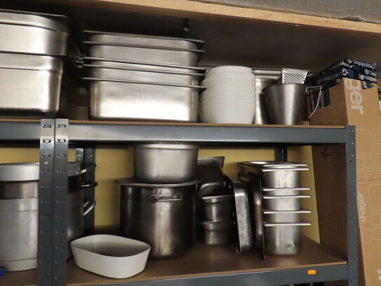 3 stk. reoler med indhold