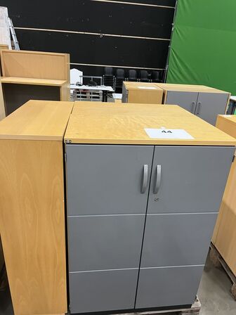 3 skabssektioner/reoler, EFG