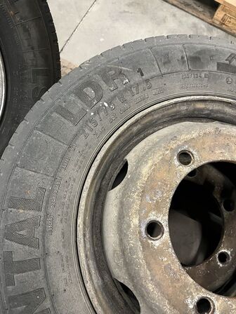 4+2 Lastbil dæk og fælg Continental. -  2x pigdæk  215/75R17,5 - 4x215/75R17,5