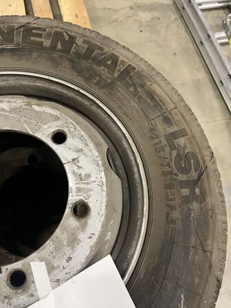 4+2 Lastbil dæk og fælg Continental. -  2x pigdæk  215/75R17,5 - 4x215/75R17,5