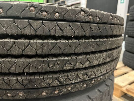 4+2 Lastbil dæk og fælg Continental. -  2x pigdæk  215/75R17,5 - 4x215/75R17,5