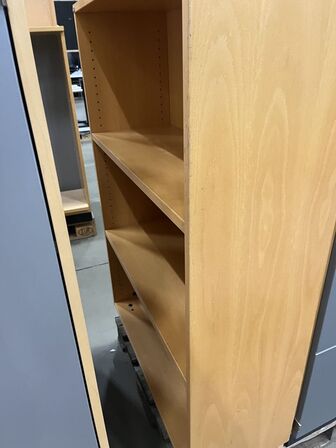 3 skabssektioner/reoler, EFG