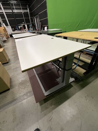 2 skriveborde SIS, højdejusterbart