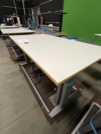 2 skriveborde SIS, højdejusterbart