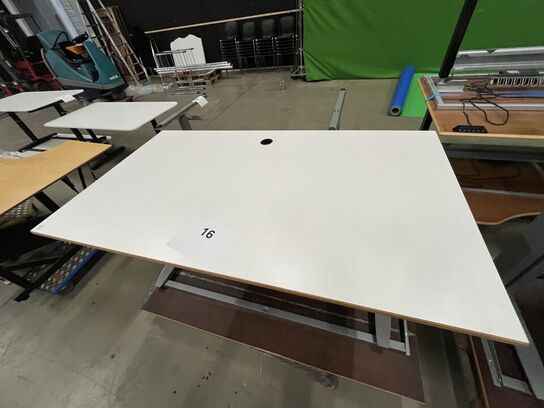 2 skriveborde SIS, højdejusterbart