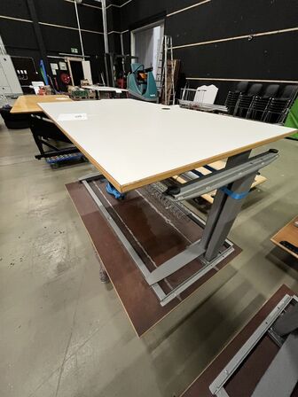 2 skriveborde SIS, højdejusterbart