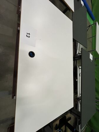 2 skriveborde SIS, højdejusterbart