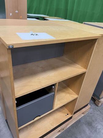 3 skabssektioner/reoler, EFG