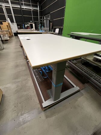 2 skriveborde SIS, højdejusterbart