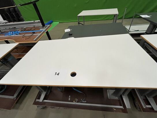 2 skriveborde SIS, højdejusterbart