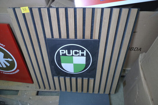 Akustikvæg m/PUCH logo skilt ca. 60x60cm