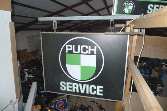 Dobbeltsidet lysskilt m/PUCH logo, m/vægbeslag 110x85cm