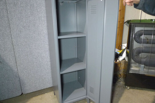 Stålskab m/ESSO logo, 2 stk. hylder