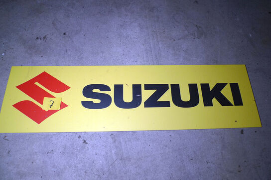 Skilt m/SUZUKI logo ca. 50x15cm