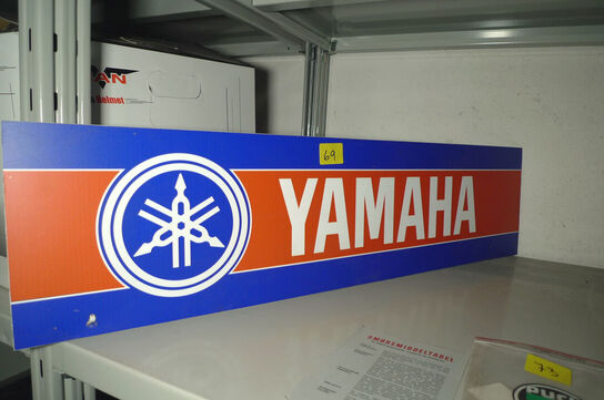 Skilt m/YAMAHA logo ca. 75x19cm