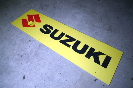 Skilt m/SUZUKI logo ca. 50x15cm