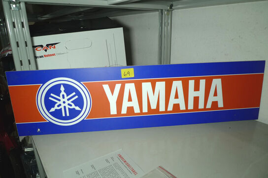 Skilt m/YAMAHA logo ca. 75x19cm