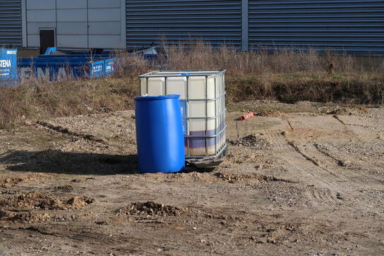 8 stk. køreplader, div. Varelager, palletank, karm m.m.