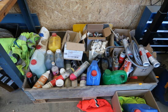 Palle med div. Plejemidler, fugemasse m.m.