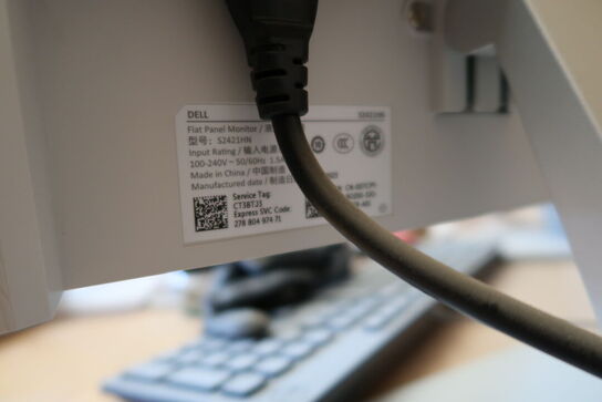 El. hæve/sænke skrivebord med indhold bl.a. 2 stk. computerskærme DELL S2421HN, dockingstation m.m.