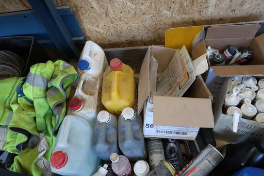 Palle med div. Plejemidler, fugemasse m.m.